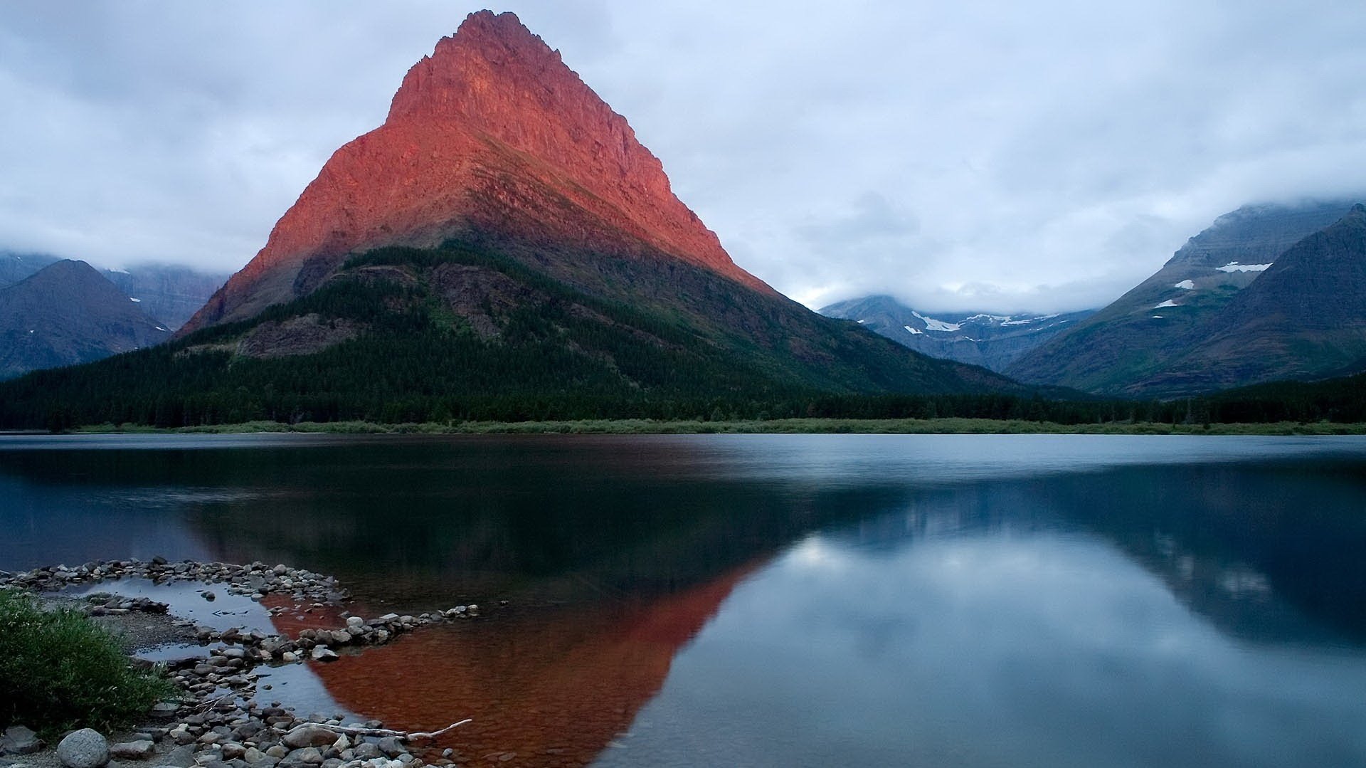 risveglio della natura acqua fresca ciottoli montagne lago riflessione nuvole nebbia cielo superficie liscia roccia paesaggio natura freschezza bella vista