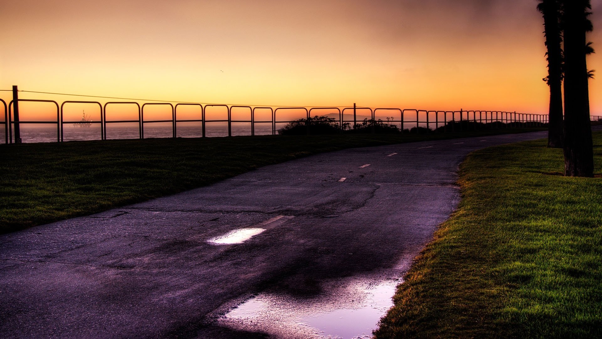 recinto vicino all acqua strada asfalto bagnato tramonto