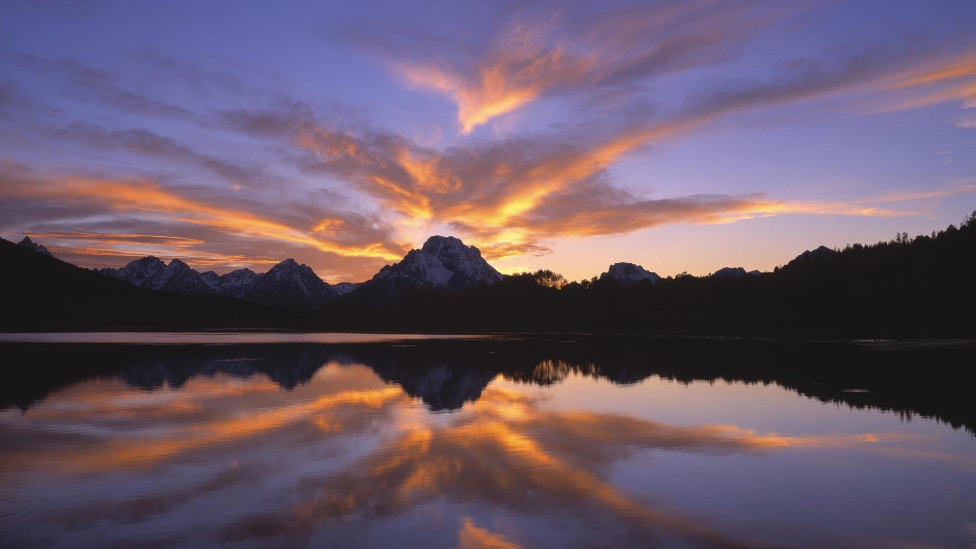 espejo puesta de sol tobogán montañas lago