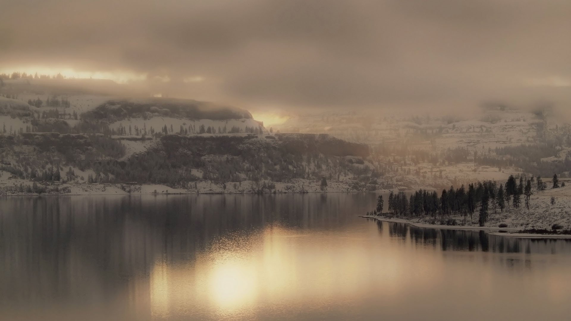 see am fuße winter berge wasser schnee glatte oberfläche grau wolken dunst weihnachtsbäume wald landschaft aussicht natur