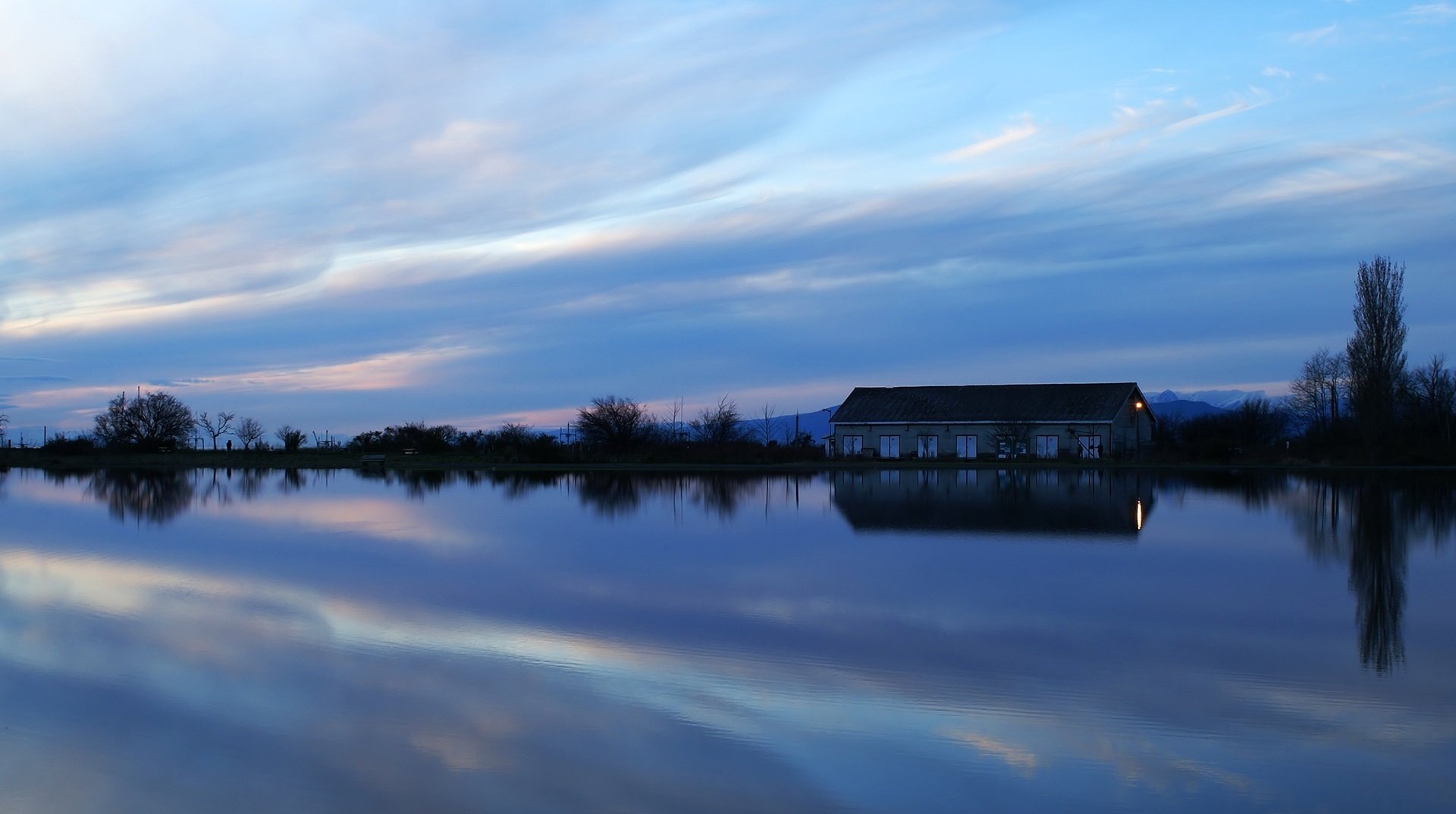 casa del lago reflejo en el agua oscuridad cielo agua casas