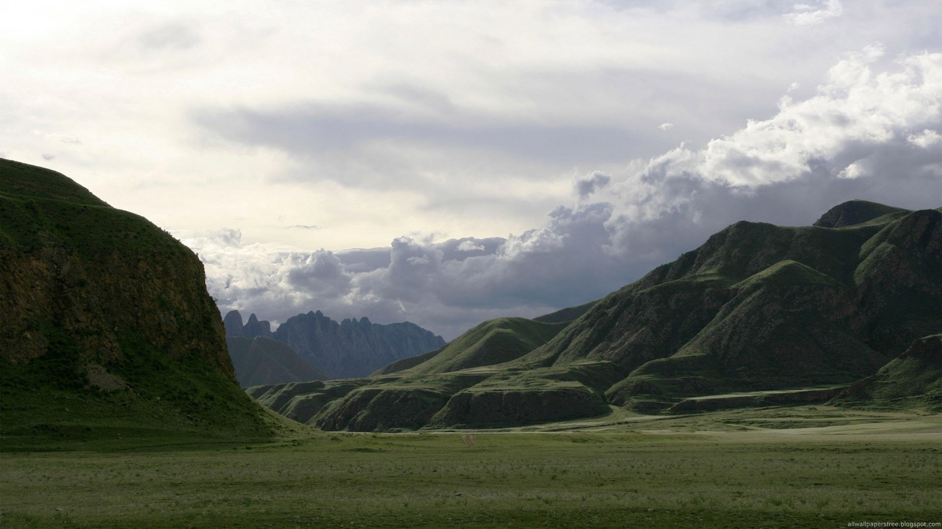 berggebiete sanfte klippen grünes gras berge himmel tal ebene natur landschaft landschaft wolken