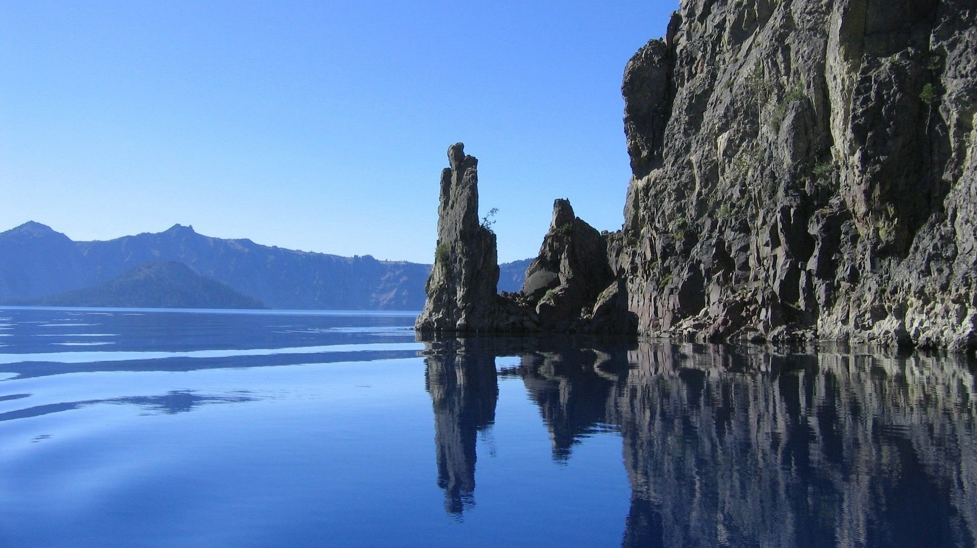 rocas acantilado agua de mar agua superficie montañas rocas vista paisaje naturaleza cielo