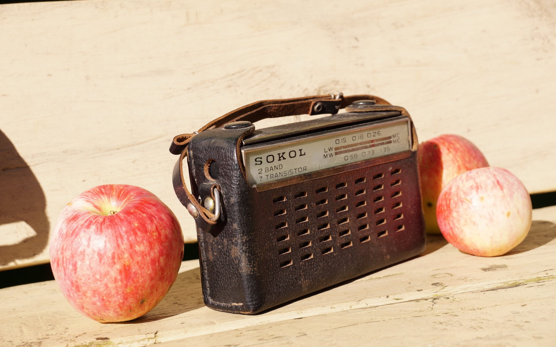 radio apples background