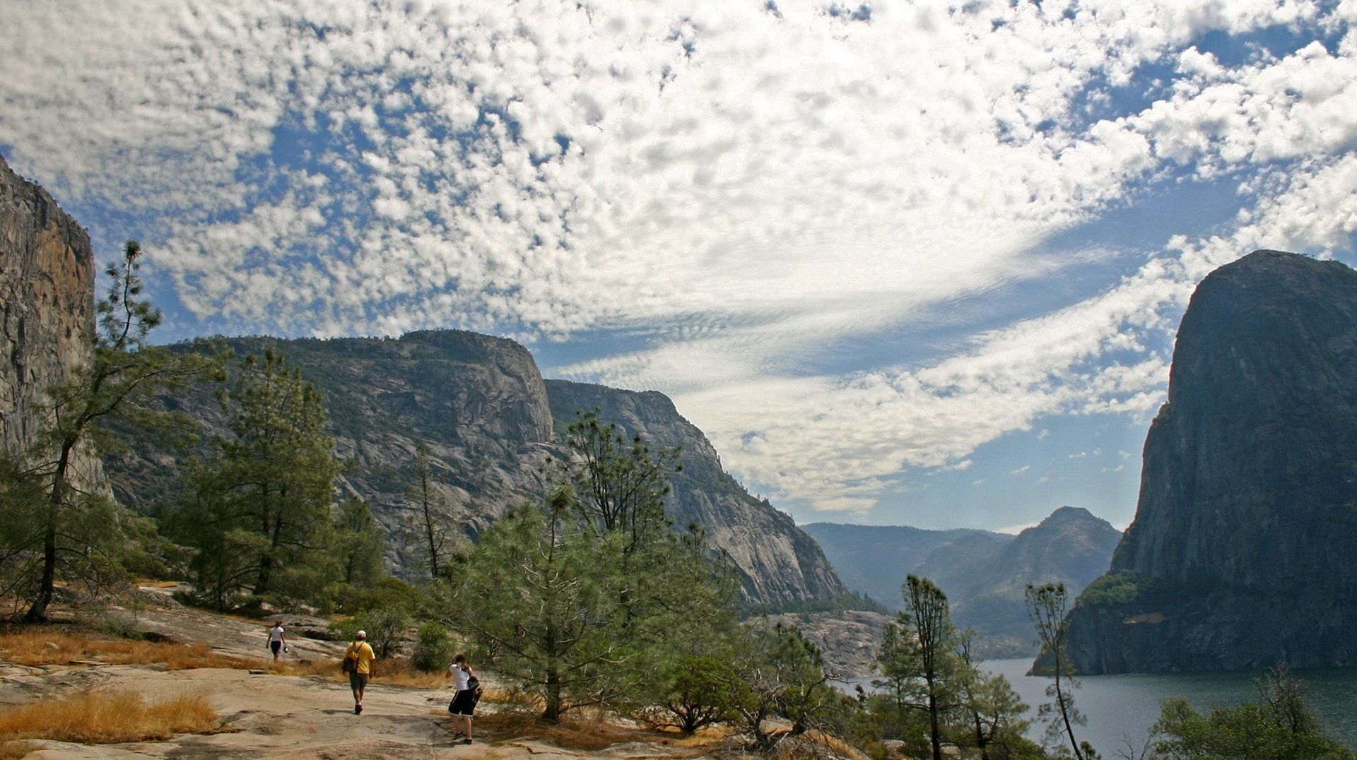 cielo straordinario scogliere alberi montagne cielo persone turisti paesaggio