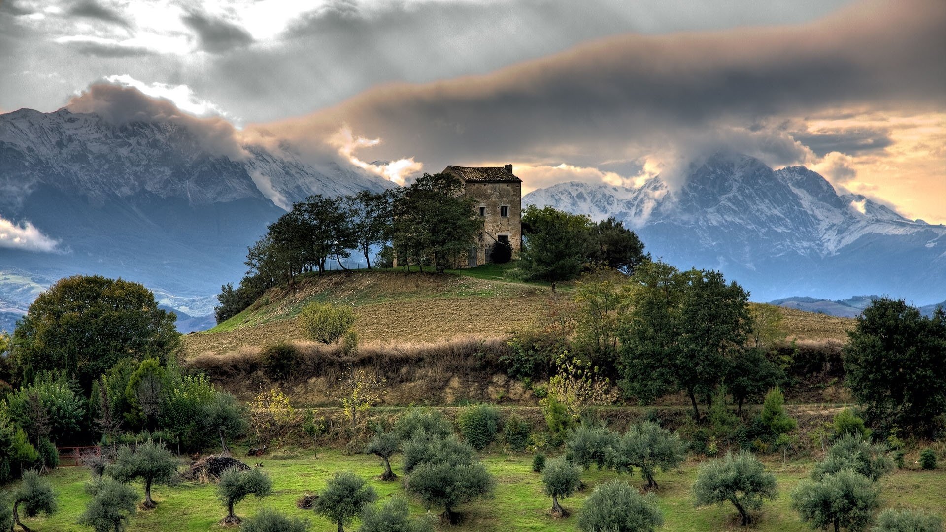 edificio in pietra tumulo temporale case casa nuvole nuvole cespugli alberi montagne valle collina verde natura paesaggio vegetazione