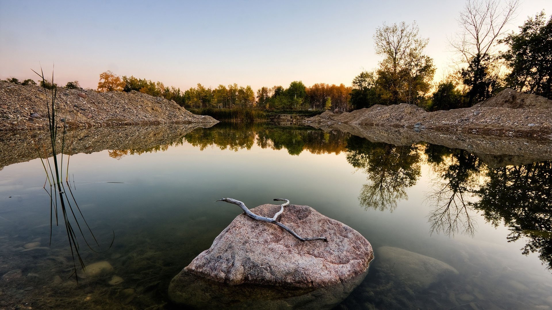 stein im wasser glaswasser zweige fluss wasser see reflexion landschaft landschaft ansicht natur wald bäume herbst klarer himmel