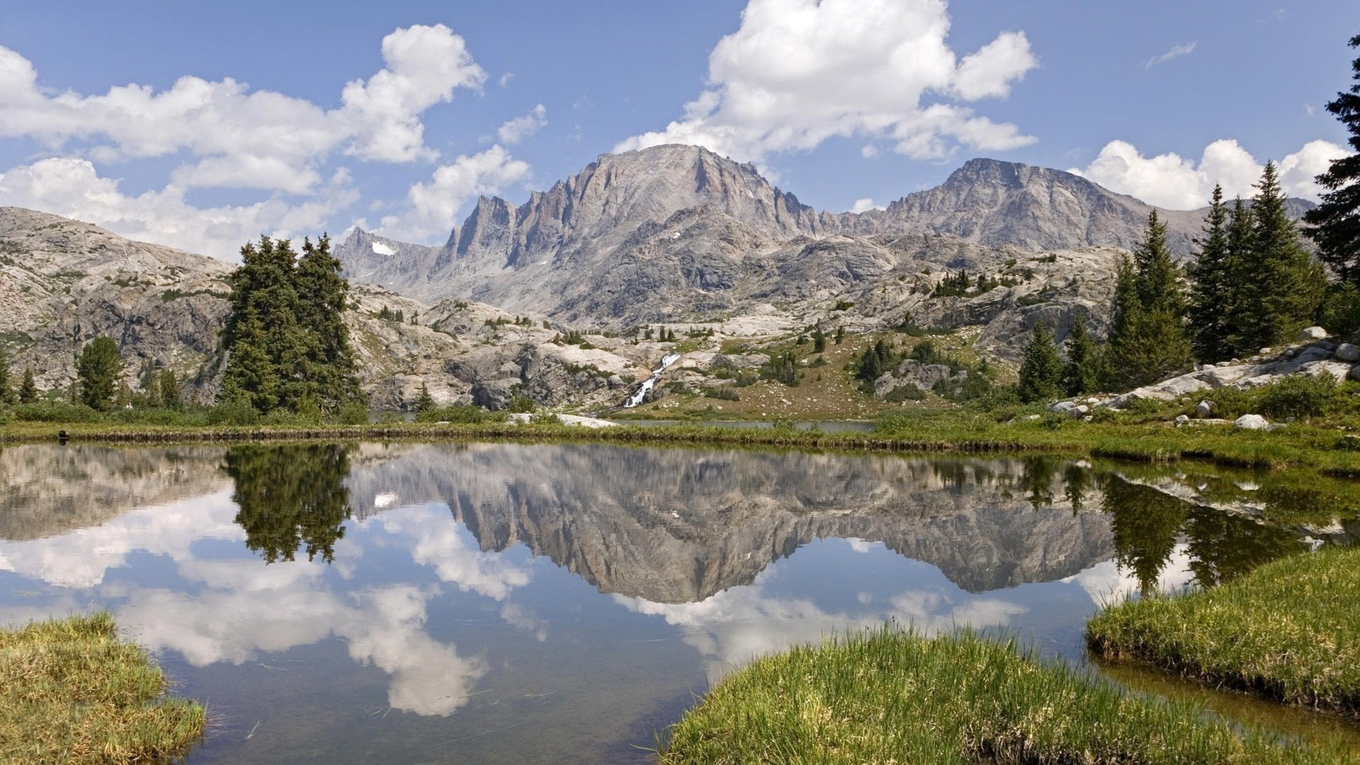 lejos de la civilización montañas aire limpio montañas lago agua