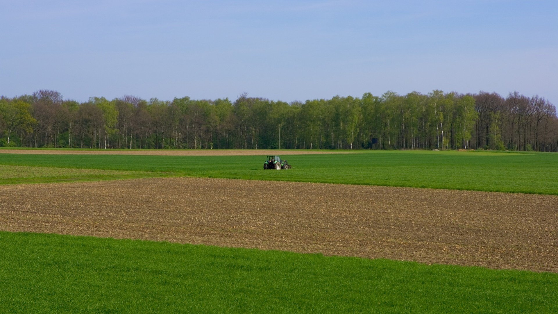 áreas aradas campo tractor