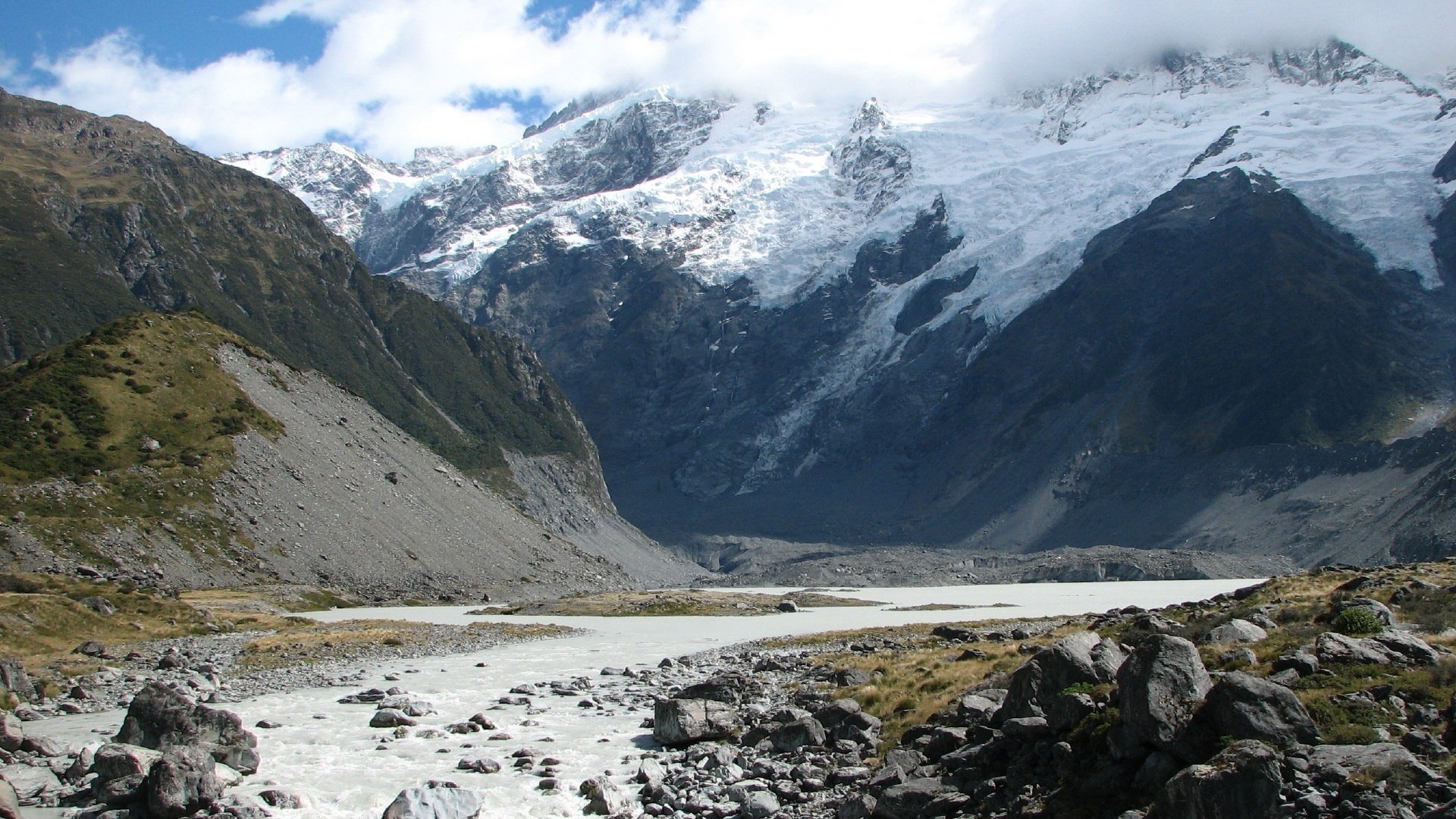 fernen rand tierwelt bach berge felsen steine wolken landschaft