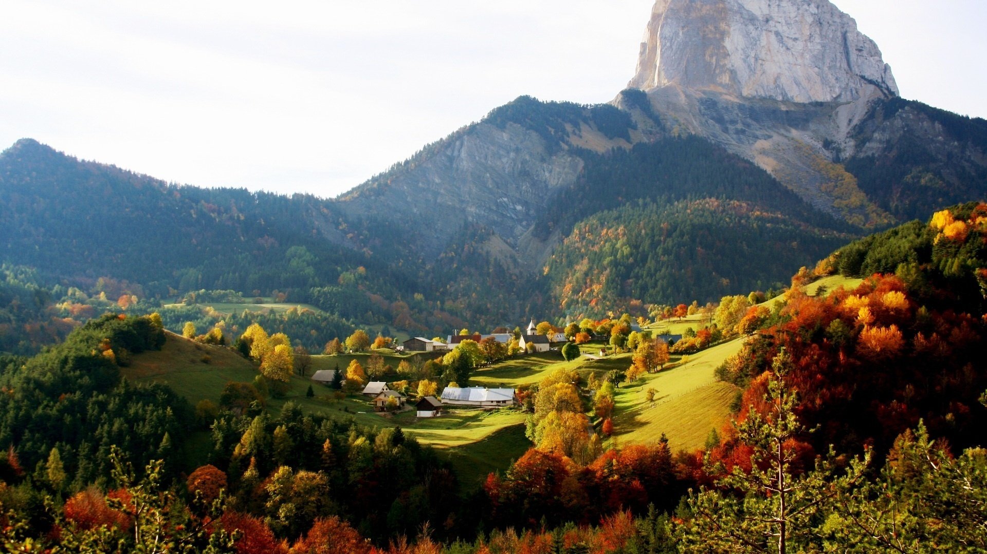 piccolo villaggio montagne collinette autunno natura roccia villaggio alberi foresta pianura soleggiato giorno