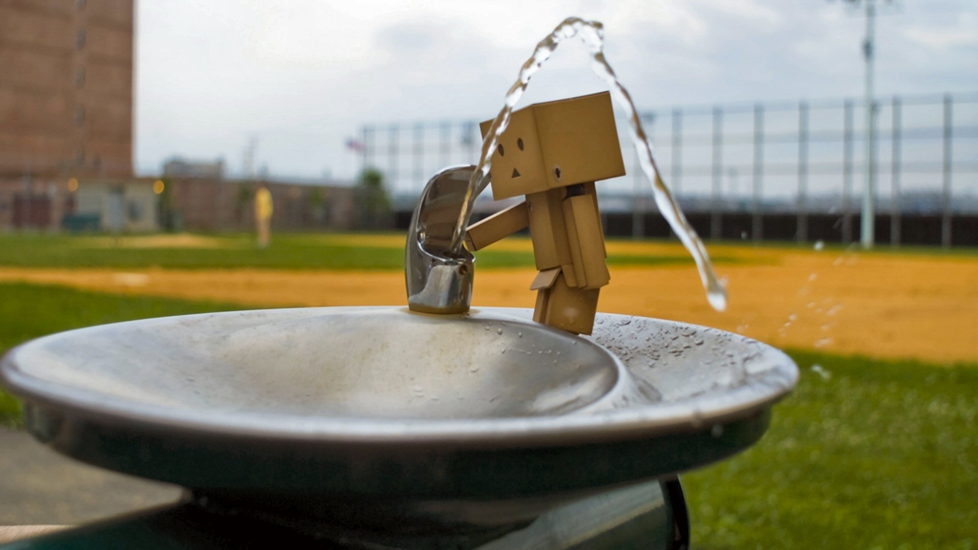 tränken wasser trinken rinnsal kastenmensch brunnen