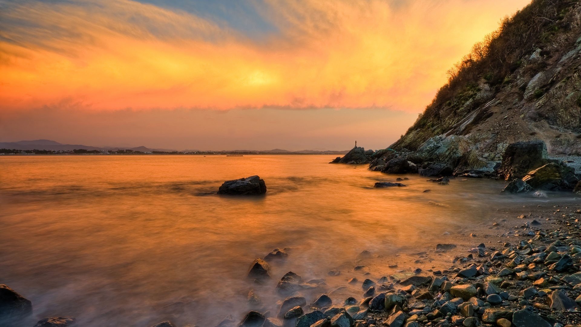 orange himmel kleine steine nebel über wasser sonnenuntergang wasser himmel steine abend natur landschaft dunst hügel