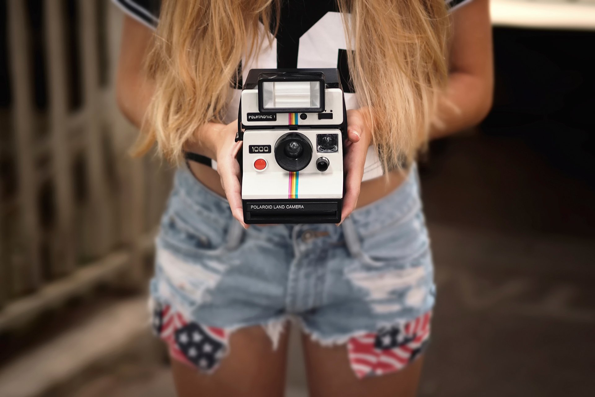 polaroid appareil photo mains shorts