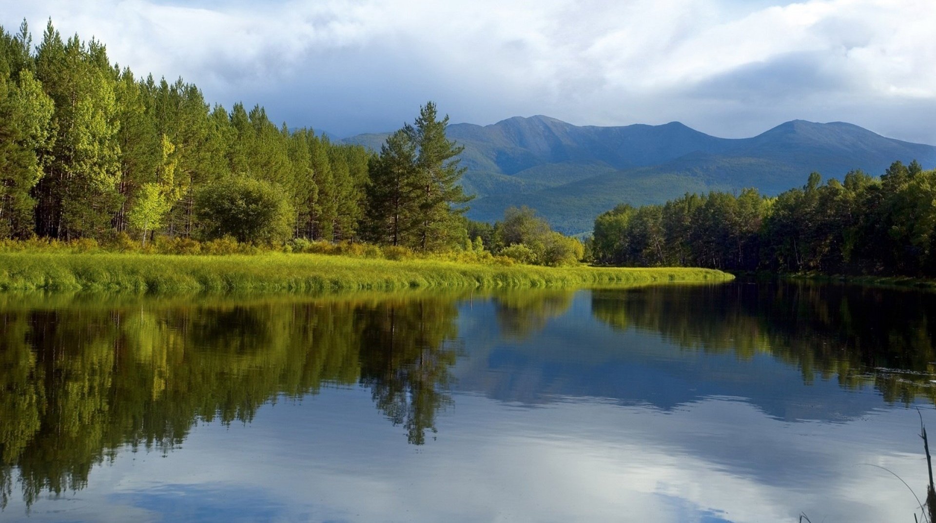 arbres de noël nature russe lac miroir de la nature montagnes forêt eau réflexion nuages soirée arbres de noël arbres verdure paysage paysage