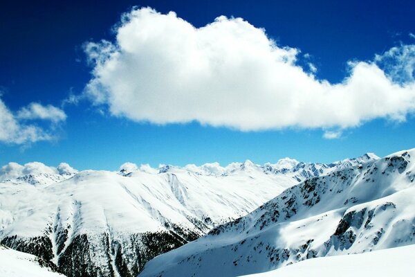 Una giornata gelida sulle cime innevate