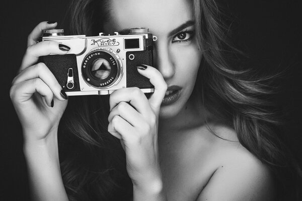 Photo en noir et blanc d une fille avec une photo dans ses mains