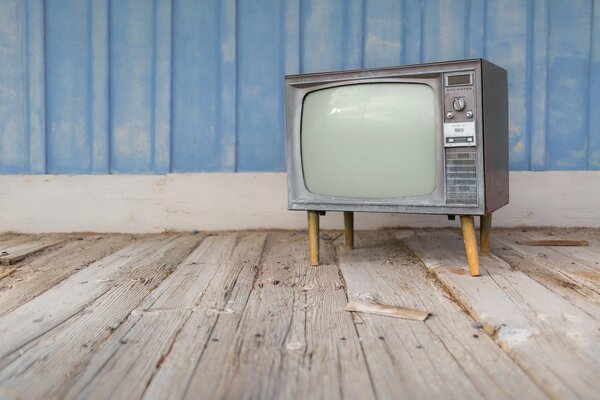 Vieux tube TV avec boutons