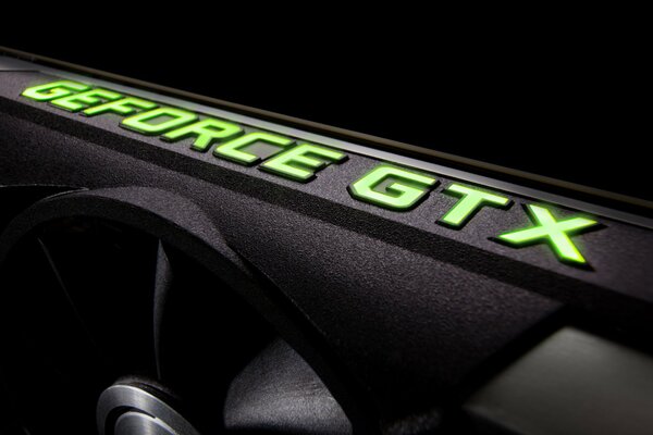 L accento luminoso dell iscrizione della scheda grafica Nvidia GeForce