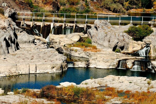 Dique en el río, piedras blancas con cascada