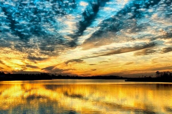 Puesta de sol dorada sobre un lago tranquilo