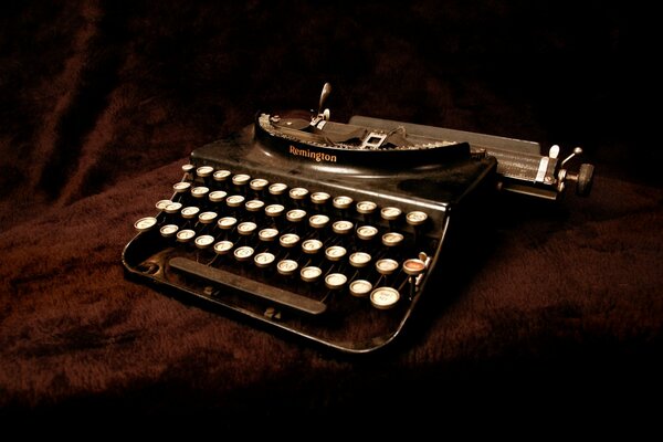 Stara maszyna do pisania na brązowym tle