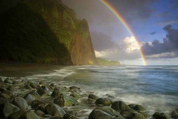 Arcobaleno che esce nel surf Marino