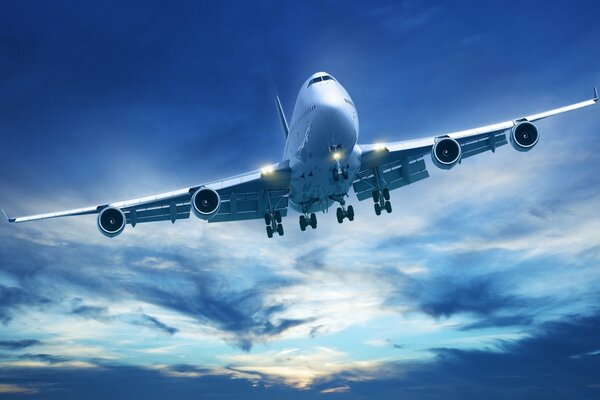 Avion de passagers volant dans le beau ciel