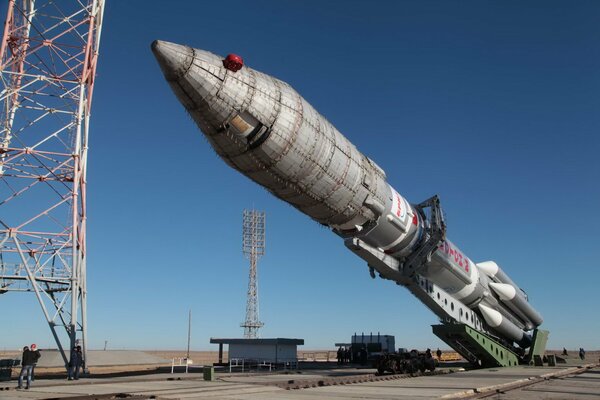 Puerto espacial con un cohete portador en el fondo de un cielo despejado