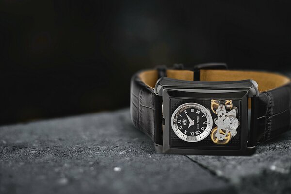 Чёрные кожаные часы Джек Пьер на чёрном бетоне