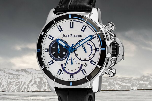 Costoso orologio bianco con lancette blu