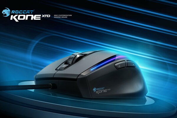 Immagine del mouse da gioco su sfondo nero e blu