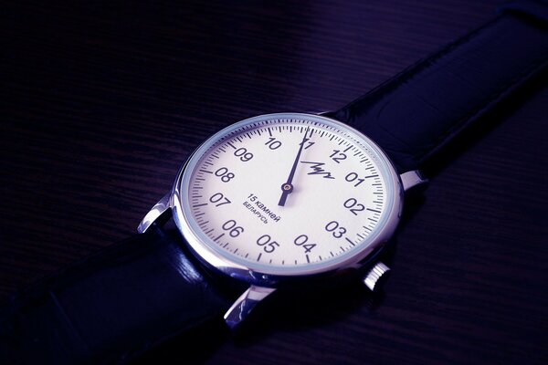 Radziecki prosty zegarek z nadrukiem w stylu vintage