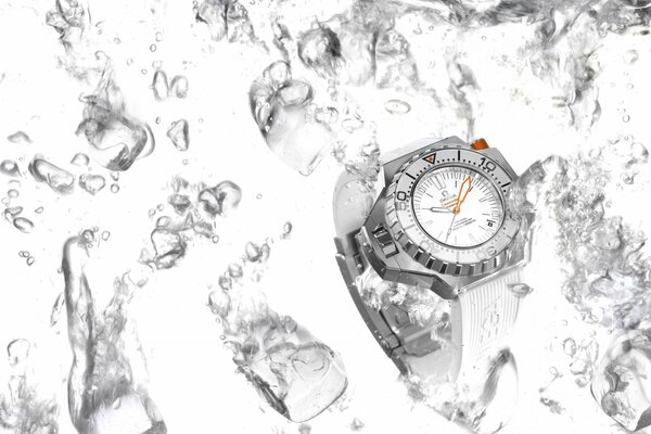 Omega-Uhr auf weißem Hintergrund unter einem Eis-Club im Wasser