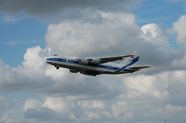 Avion de transport militaire sur fond de nuages blancs