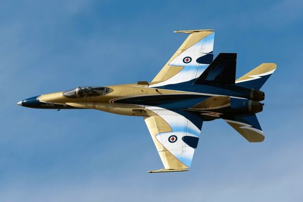 Avispón canadiense CF-18 en el cielo