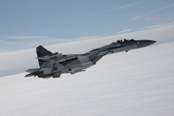 Foto avión de combate en el cielo sobre las nubes