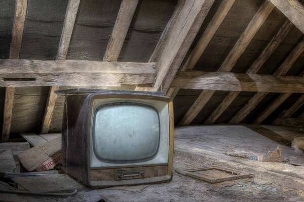 Vieille télévision dans un grenier poussiéreux