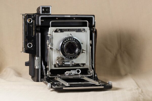 Старинный фотоаппарат на светлом фоне