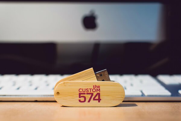 Pendrive hecho en madera