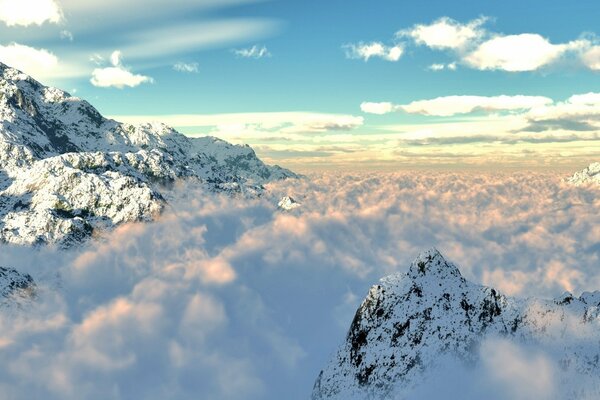 Schneebedeckte Bergrücken in den Wolken