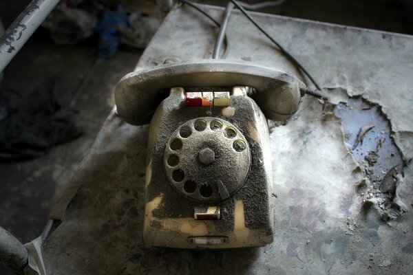 Vieux téléphone dans un endroit abandonné