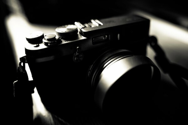Obiettivo della fotocamera con fotocamera su sfondo nero