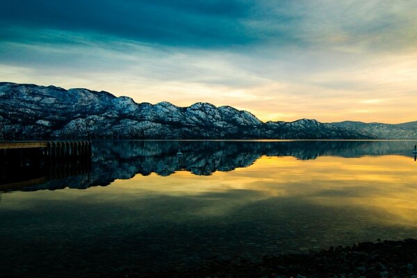 Lago de montaña y reflejo de la naturaleza
