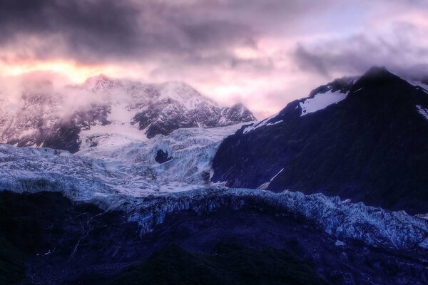 Mysteriöses Leuchten über dem Bergmassiv