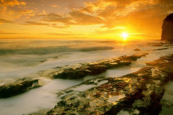 Mare onde tramonto dorato