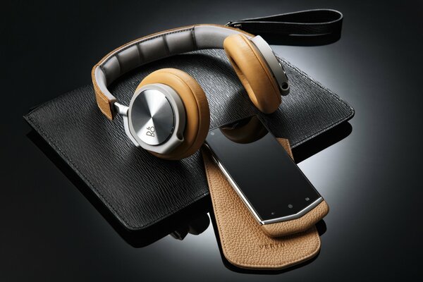 Headphones with a smartphone and a smartphone case