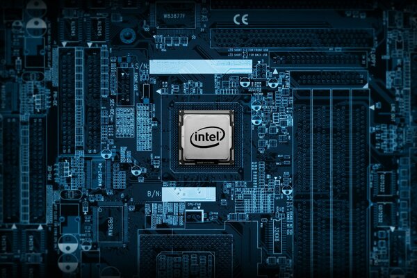 Das Intel-Logo befindet sich auf dem Prozessor, der in das Motherboard eingesteckt ist