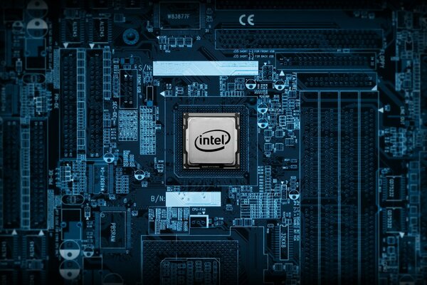 Le logo de la société Intel, placé sur le processeur, qui est inséré dans la carte mère