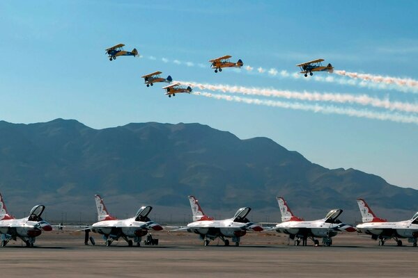 Aeródromo en el fondo de las montañas con aviones de combate militares voladores